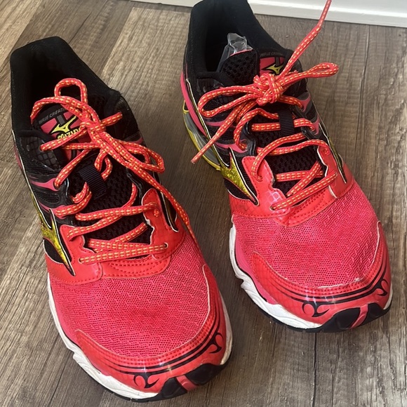 Mizuno Dynomotion Red & Yellow athletic Sneaker size 9.5 - Picture 3 of 13